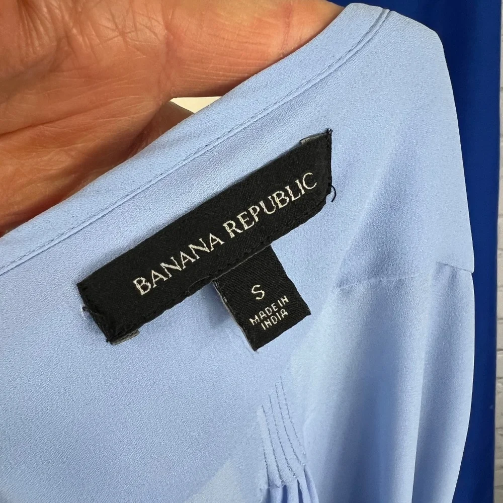 🔥2/$10 |•BANANA REPUBLIC•| Pretty Periwinkle/Light Blue Pin-Tucked Top/Blouse